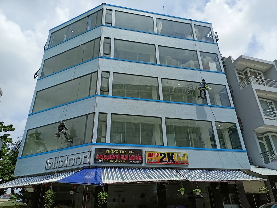 Dịch Vụ Đu Dây Tẩy Vết Ố Vảy Cá Trên Kính Tại TPHCM - Sạch Bóng Như Mới