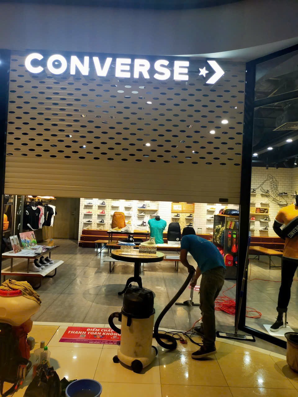 Dịch vụ vệ sinh cửa hàng