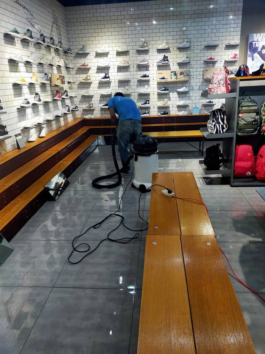 Dịch vụ vệ sinh cửa hàng