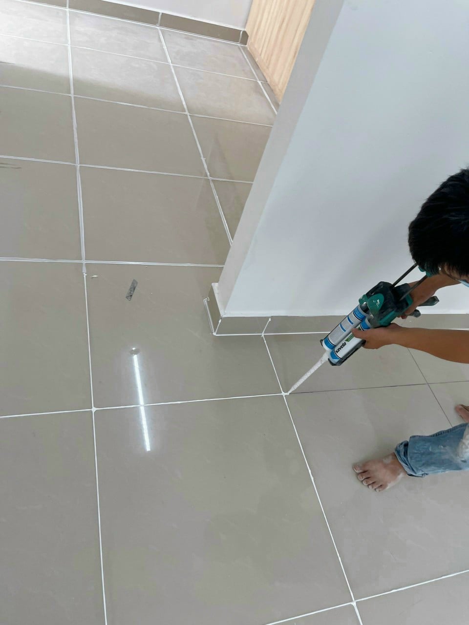Thi Công Ron Epoxy 2 Thành Phần Tại Bình Dương & Đồng Nai: Giải Pháp "Khóa" Bụi Bẩn Vĩnh Cửu