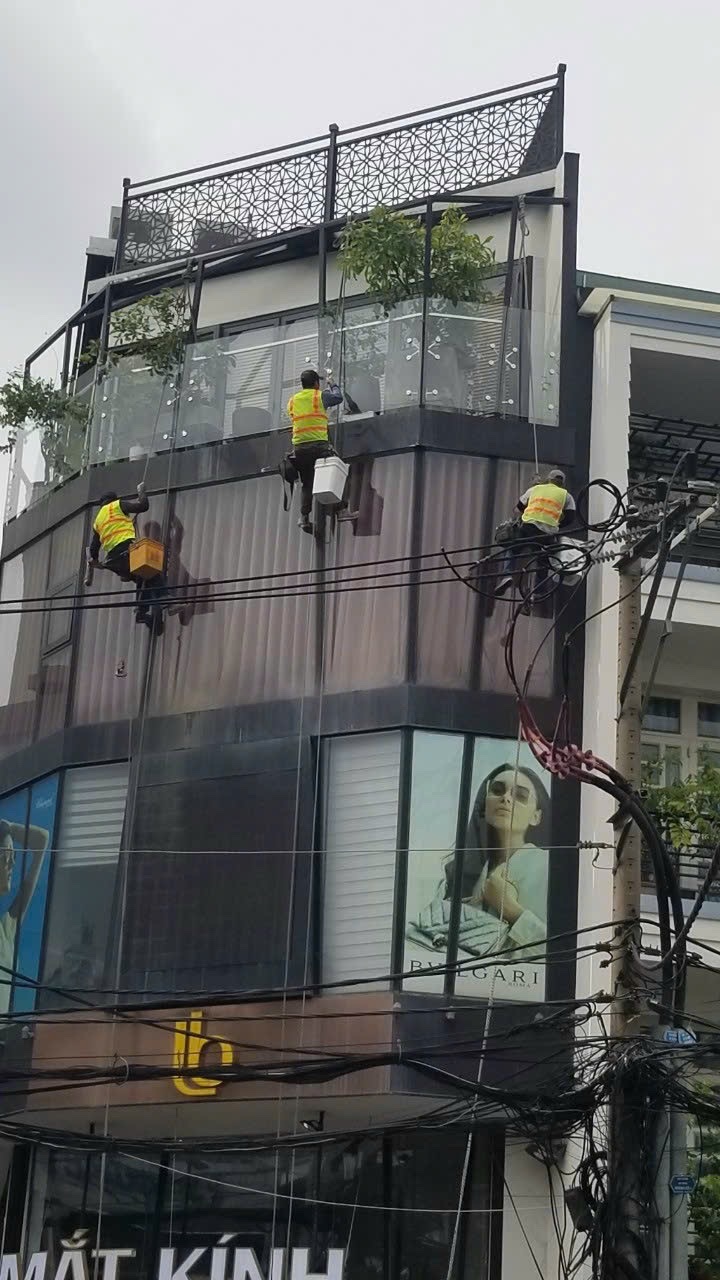 Dịch Vụ Vệ Sinh Công Nghiệp Quận 9 (Cũ) – Sạch Tận Gốc, Giá Tại Kho