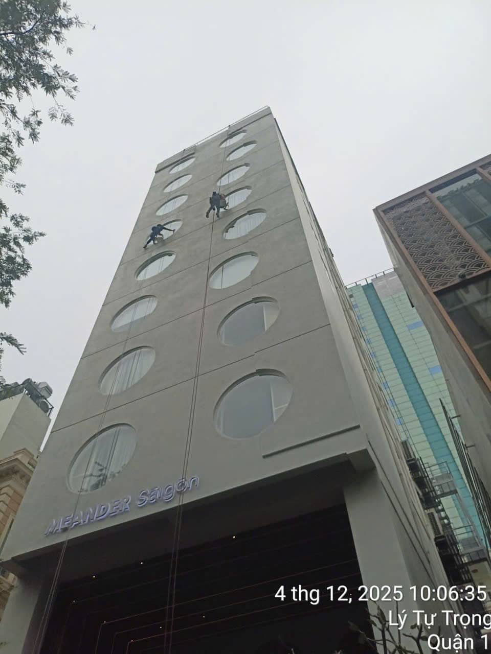 Dịch Vụ Đu Dây Bắn Keo Silicon & Bảo Trì Mặt Ngoài Tòa Nhà Tại TP.HCM