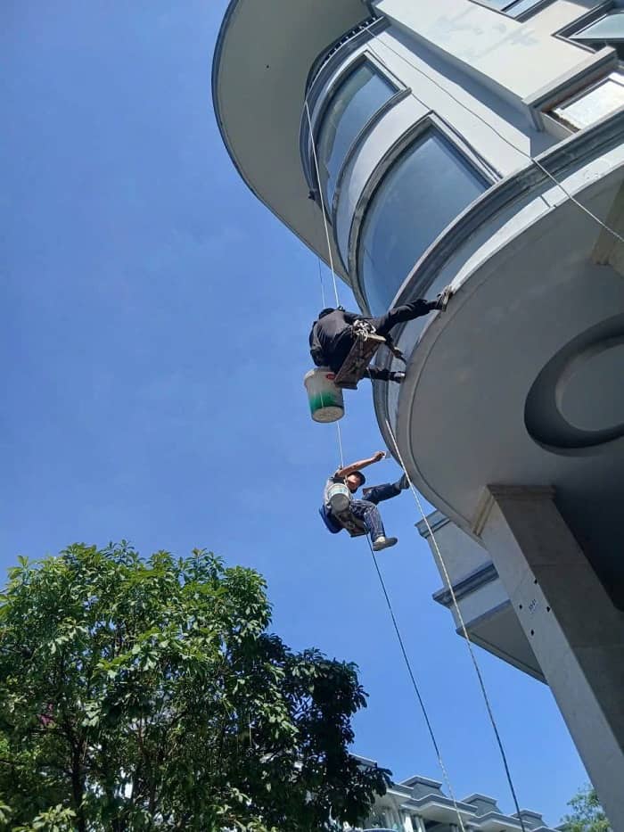 Dịch Vụ Đu Dây Sơn Chống Thấm Mặt Ngoài Tại HCM: Giải Pháp Triệt Để Cho Tòa Nhà Cao Tầng