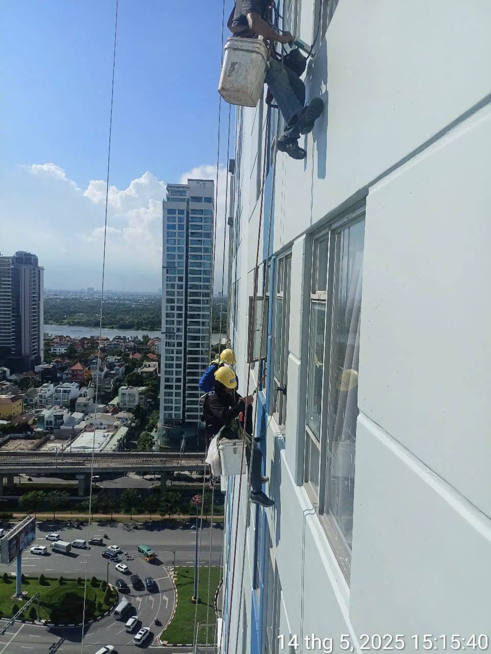 Dịch Vụ Đu Dây Sơn Chống Thấm Mặt Ngoài Tại HCM: Giải Pháp Triệt Để Cho Tòa Nhà Cao Tầng