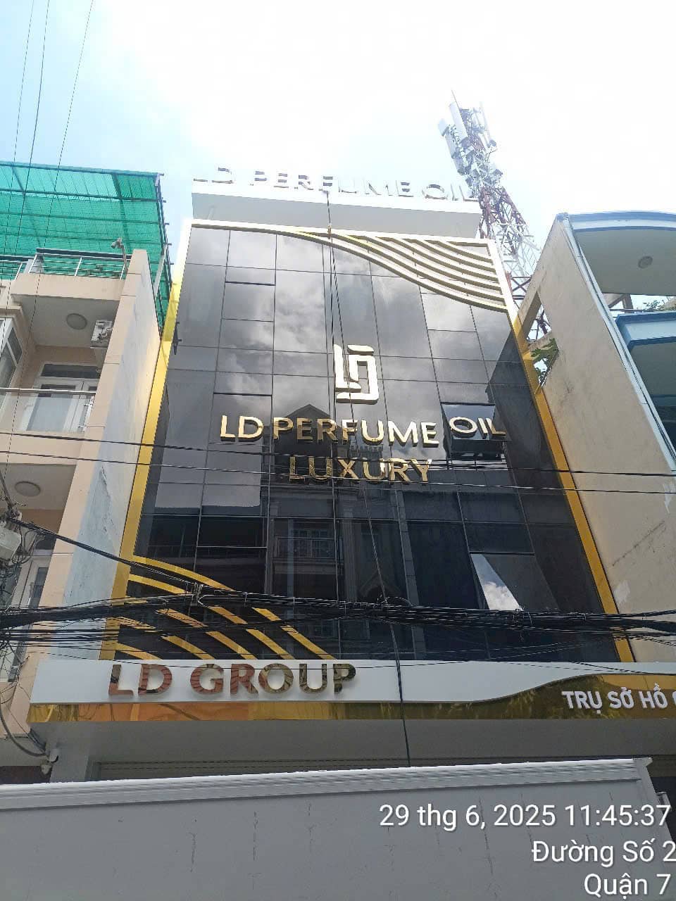 Dịch Vụ Lau Kính Định Kỳ Tại TP.HCM: Đánh Thức Vẻ Sáng Bóng, Bảo Vệ Giá Trị Công Trình