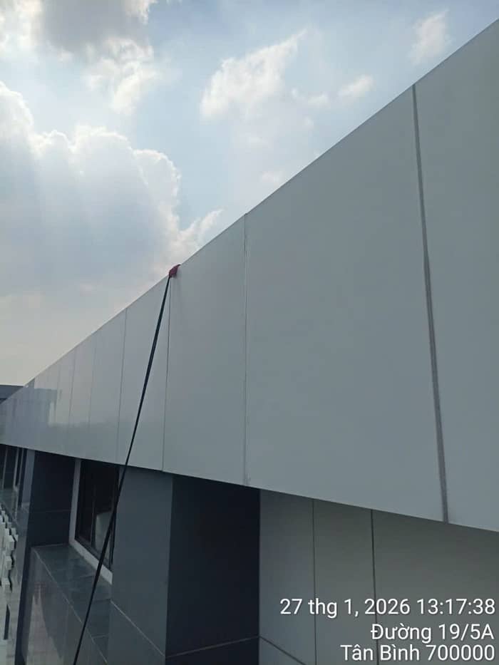 Dịch Vụ Đu Dây Lau Alu, Kính & Bảo Trì Bảng Hiệu Tại Bình Dương: Giải Pháp Sạch Sâu – Bền Vững