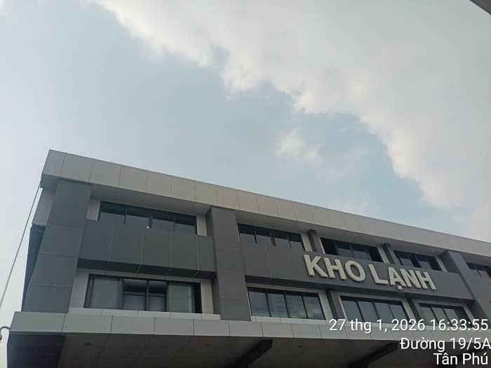 Dịch Vụ Lau Kính Định Kỳ Tại TP.HCM: Đánh Thức Vẻ Sáng Bóng, Bảo Vệ Giá Trị Công Trình