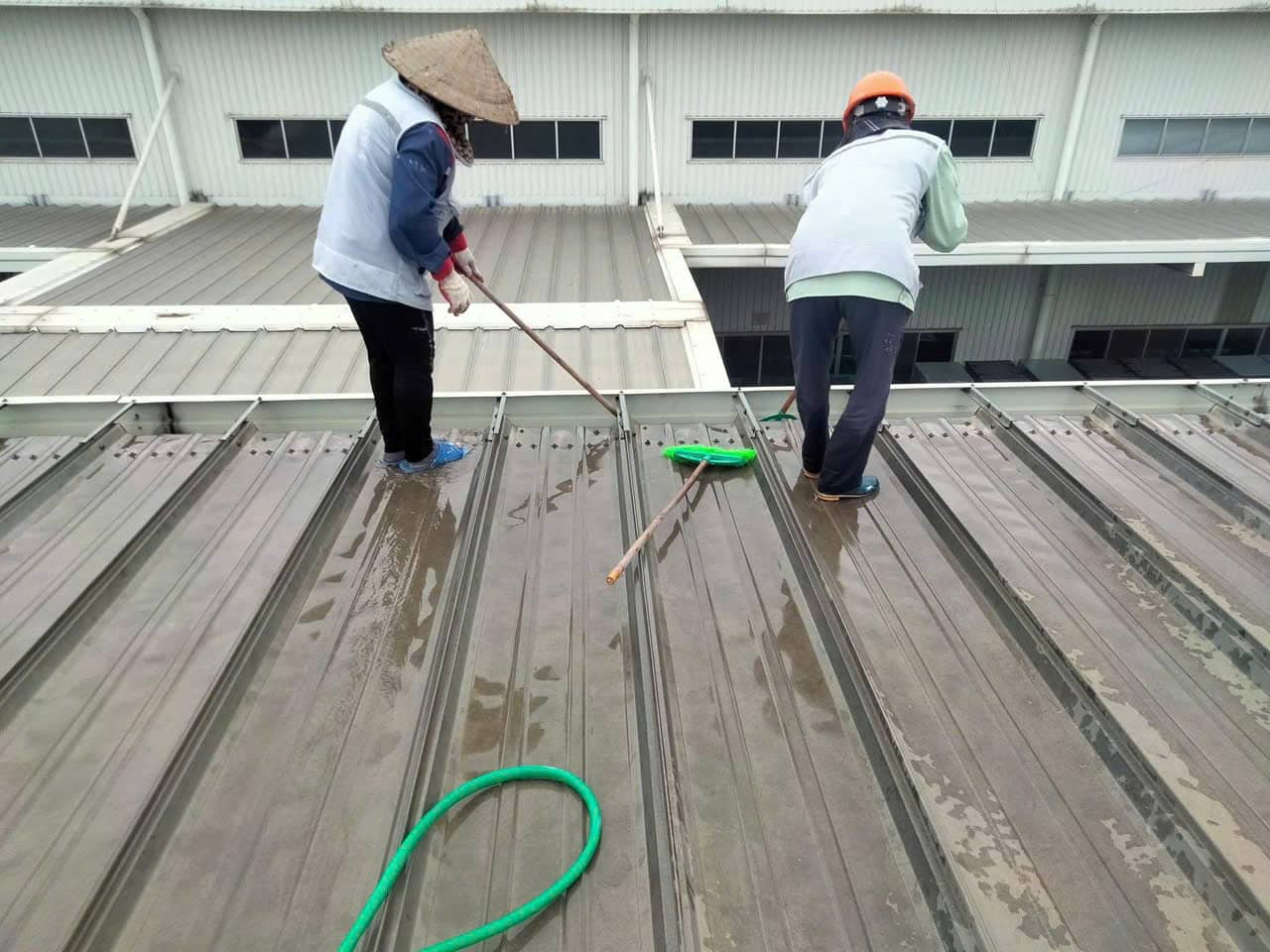 Dịch Vụ Đu Dây Sơn Chống Thấm Mặt Ngoài Tại Bình Dương: Giải Pháp Triệt Để Cho Nhà Cao Tầng & Nhà Xưởng