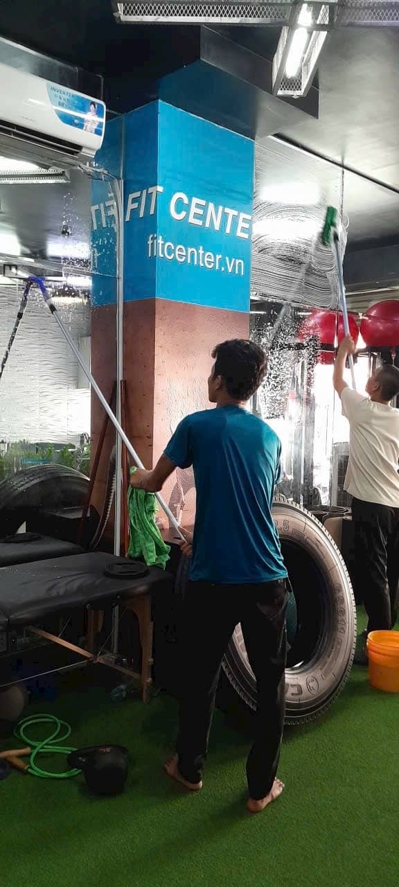 Dịch Vụ Lau Kính Định Kỳ Tại TP.HCM: Đánh Thức Vẻ Sáng Bóng, Bảo Vệ Giá Trị Công Trình