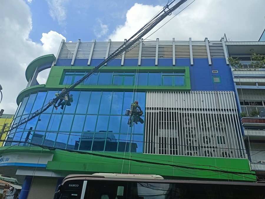 Dịch Vụ Đu Dây Sơn Chống Thấm Mặt Ngoài Tại Bình Dương: Giải Pháp Triệt Để Cho Nhà Cao Tầng & Nhà Xưởng