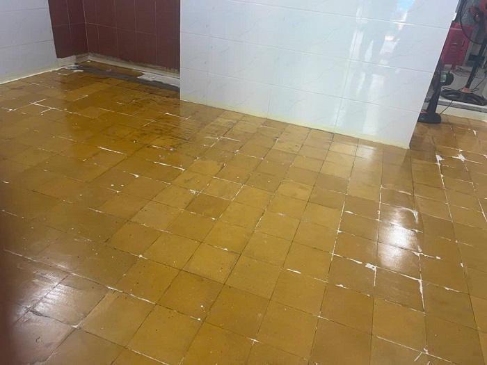 Thi Công Sơn Sàn Defix Chống Thấm Toilet: Giải Pháp "Cứu Cánh" Vĩnh Viễn Cho Sàn Nhà Vệ Sinh