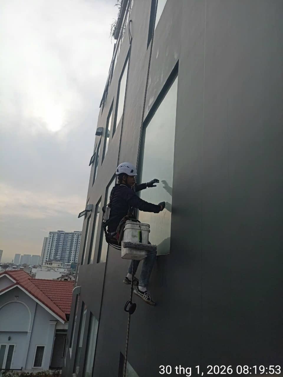 Giải Pháp Toàn Diện: Đu Dây Vệ Sinh Kính Bắn Silicon Mặt Ngoài Long Khánh Đồng Nai