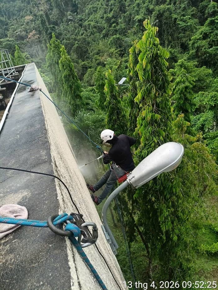 Vệ Sinh Vách Mái Tôn Nhà Xưởng Tại Bình Dương: Giải Pháp Bảo Trì Công Nghiệp
