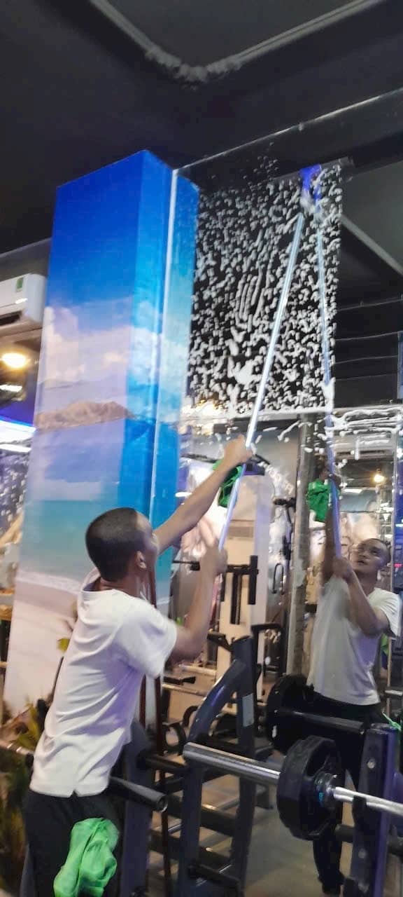 Dịch Vụ Vệ Sinh Lau Kính, Bảng Hiệu Cửa Hàng Tại HCM: Sạch Sáng Bóng, Chuyên Nghiệp, An Toàn Tuyệt Đối