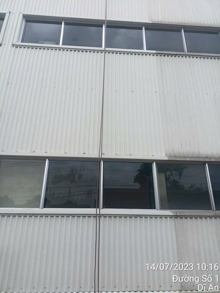 Giải Pháp Vàng Tối Ưu Hiệu Suất: Dịch Vụ Vệ Sinh Vách Mái Tôn Nhà Xưởng Tại HCM Chuyên Nghiệp, An Toàn Tuyệt Đối 5 Giải Pháp Vàng Tối Ưu Hiệu Suất: Dịch Vụ Vệ Sinh Vách Mái Tôn Nhà Xưởng Tại HCM Chuyên Nghiệp, An Toàn Tuyệt Đối