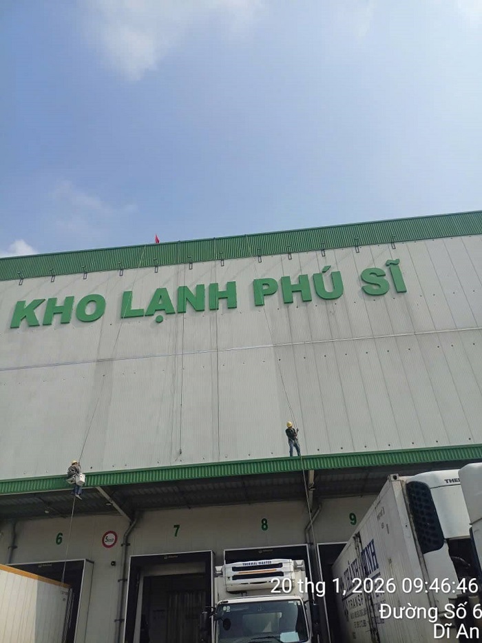 Vệ Sinh Vách Tôn Nhà Xưởng Tại Đồng Nai: Giải Pháp Sạch Sáng & Bảo Vệ Công Trình