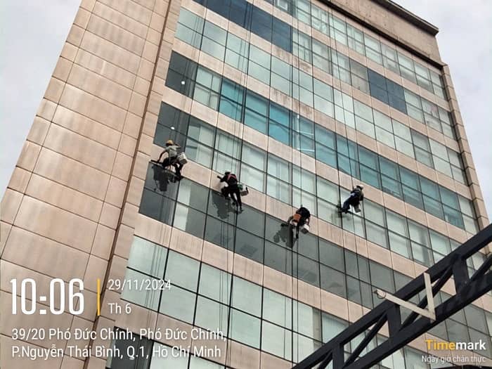 Bảng Giá Toàn Diện: Dịch Vụ Lau Kính Giá Rẻ Quận 1 – Giải Pháp Tầm Cao Sạch Bóng Chuẩn HSE 2026
