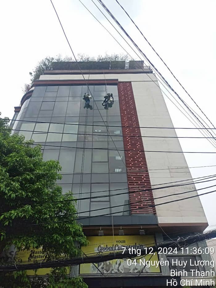 Giải Pháp Đu Dây Vệ Sinh Cao Tầng Toàn Diện: Dịch Vụ Lau Kính Ngoài Trời Quận 7 Uy Tín Cho Năm 2026