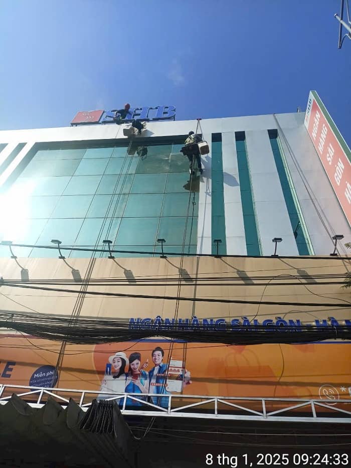 Bảng Giá Toàn Diện: Dịch Vụ Lau Kính Giá Rẻ Quận 1 – Giải Pháp Tầm Cao Sạch Bóng Chuẩn HSE 2026
