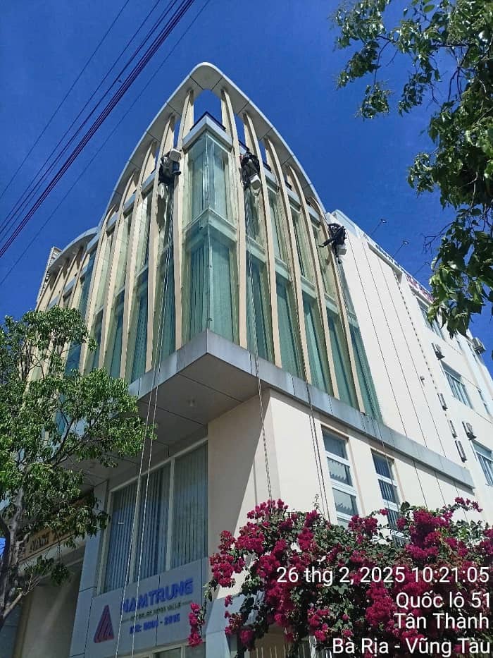 Báo Giá Toàn Diện: Lau Kính Mặt Ngoài Tòa Nhà Tại Bình Dương – Giải Pháp Tầm Cao Đạt Chuẩn HSE 2026
