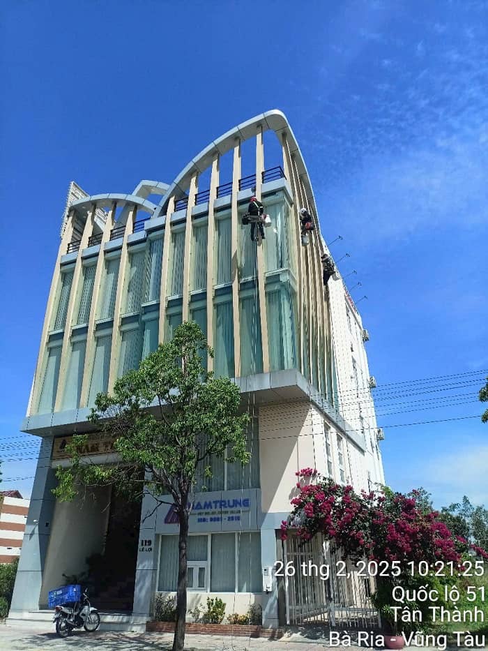 Báo Giá Toàn Diện: Lau Kính Mặt Ngoài Tòa Nhà Tại Bình Dương – Giải Pháp Tầm Cao Đạt Chuẩn HSE 2026