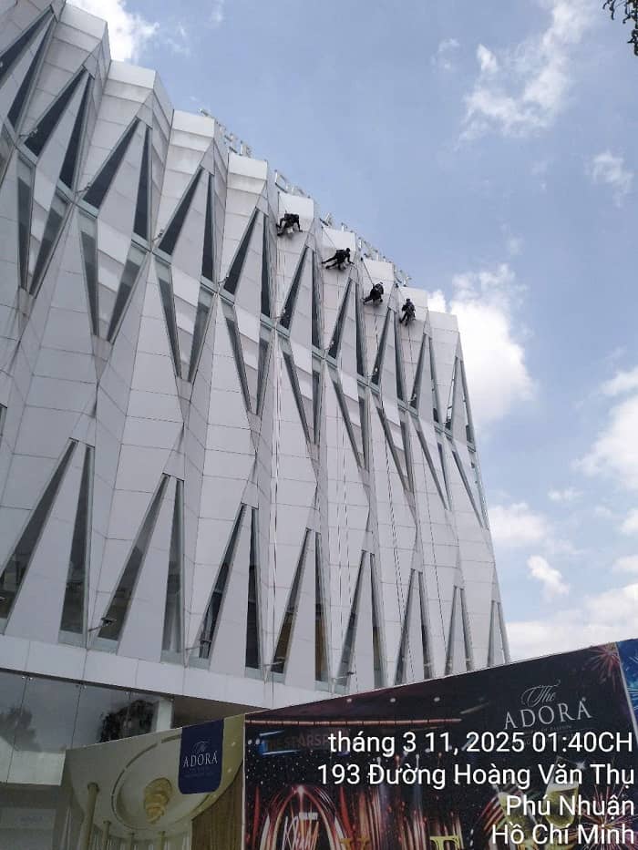 Báo Giá Toàn Diện: Lau Kính Mặt Ngoài Tòa Nhà Tại Bình Dương – Giải Pháp Tầm Cao Đạt Chuẩn HSE 2026