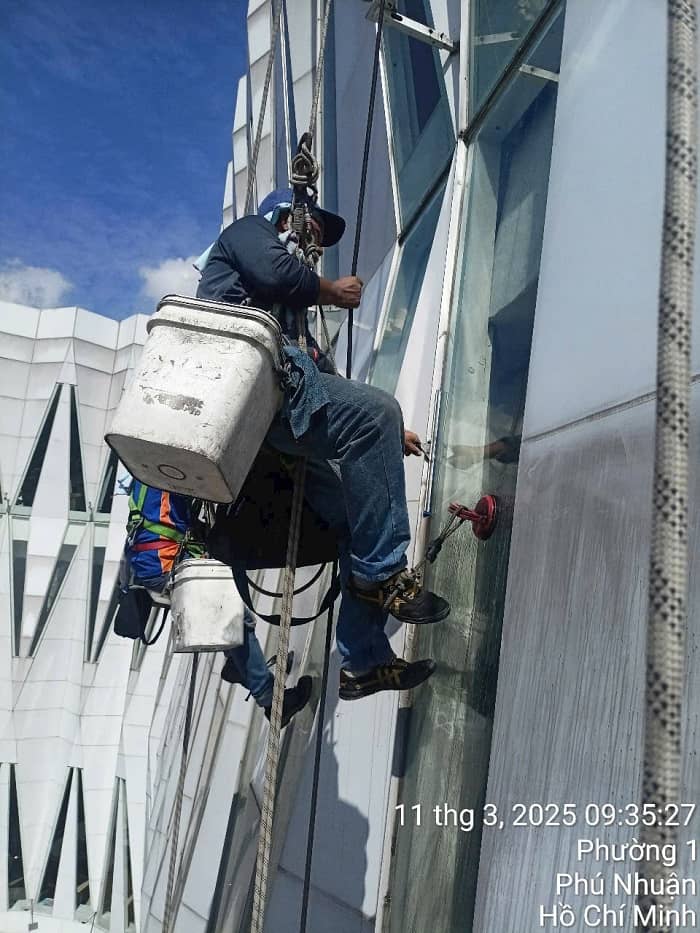Bảng Giá Toàn Diện: Dịch Vụ Lau Kính Giá Rẻ Quận 1 – Giải Pháp Tầm Cao Sạch Bóng Chuẩn HSE 2026