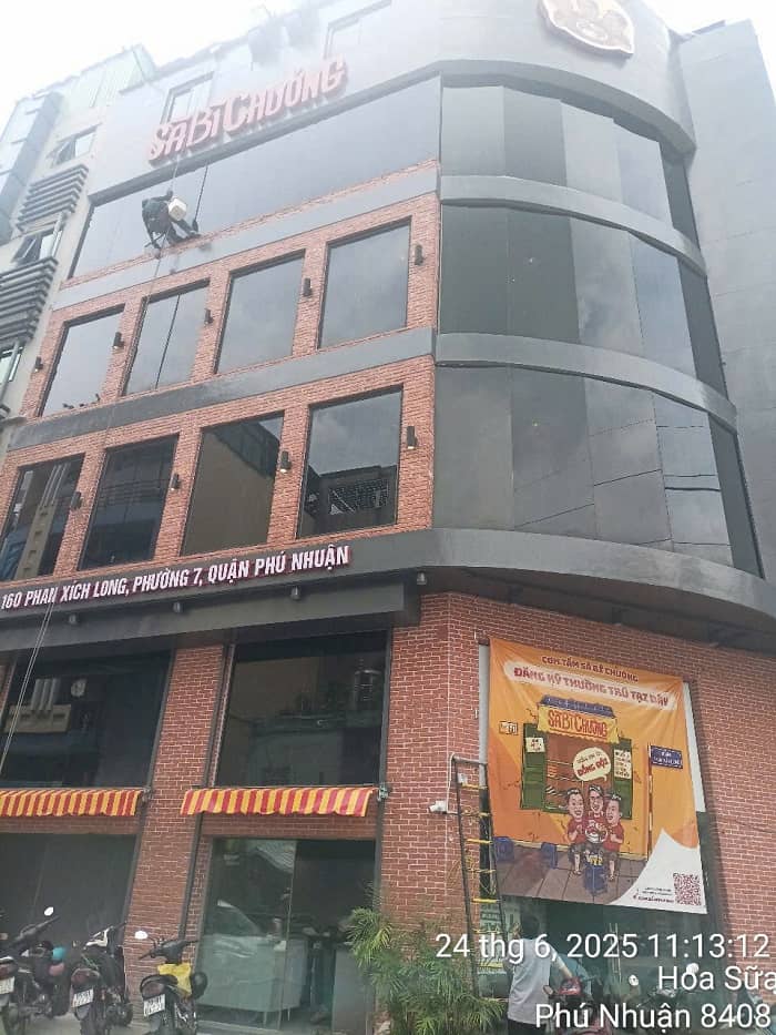 Báo Giá Toàn Diện: Lau Kính Mặt Ngoài Tòa Nhà Tại Bình Dương – Giải Pháp Tầm Cao Đạt Chuẩn HSE 2026