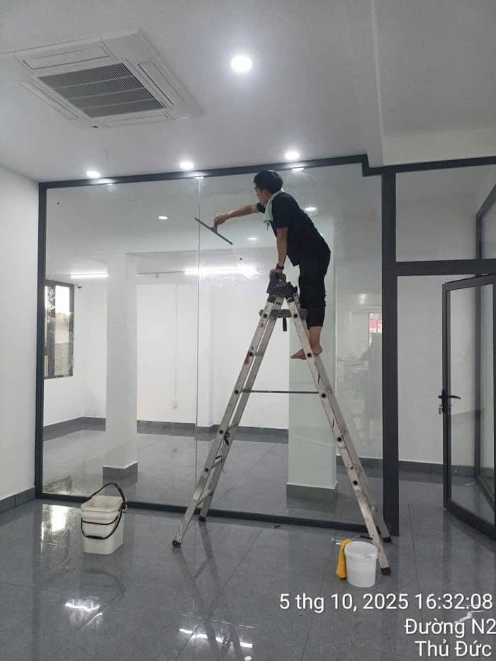 Bảng Giá Toàn Diện: Dịch Vụ Lau Kính Giá Rẻ Quận 1 – Giải Pháp Tầm Cao Sạch Bóng Chuẩn HSE 2026
