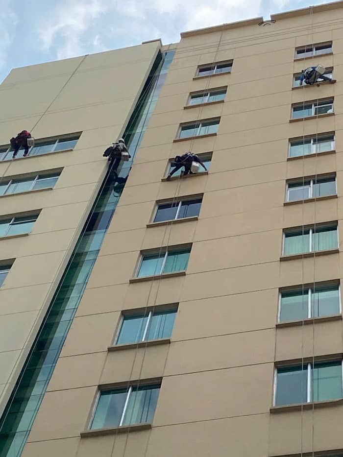 Giải Pháp Khắc Phục Triệt Để Thấm Dột Ngoại Thất: Dịch Vụ Trám Vá Sơn Chống Thấm Tường Tại Thủ Đức