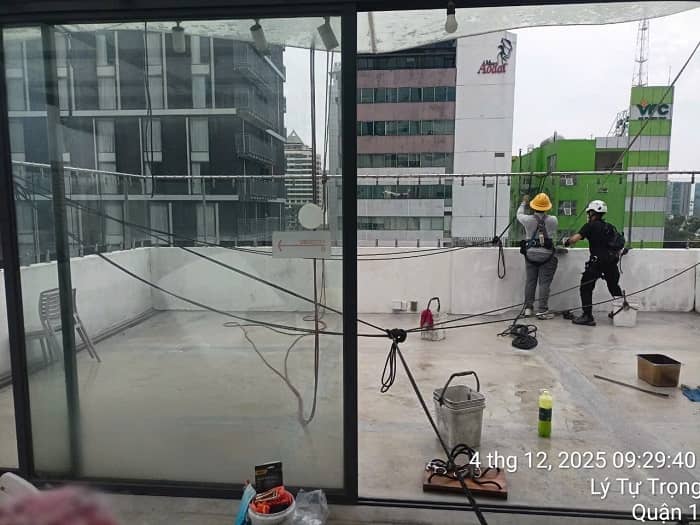 Dịch Vụ Vệ Sinh Lau Kính, Bảng Hiệu Cửa Hàng Tại HCM: Sạch Sáng Bóng, Chuyên Nghiệp, An Toàn Tuyệt Đối