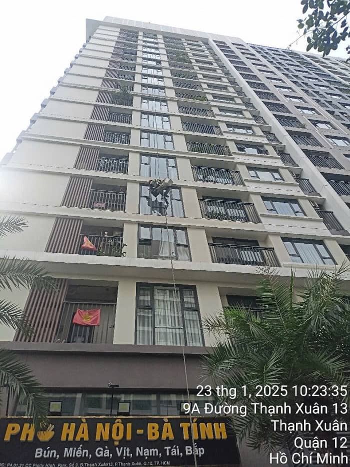 Dịch Vụ Vệ Sinh Lau Kính, Bảng Hiệu Cửa Hàng Tại HCM: Sạch Sáng Bóng, Chuyên Nghiệp, An Toàn Tuyệt Đối