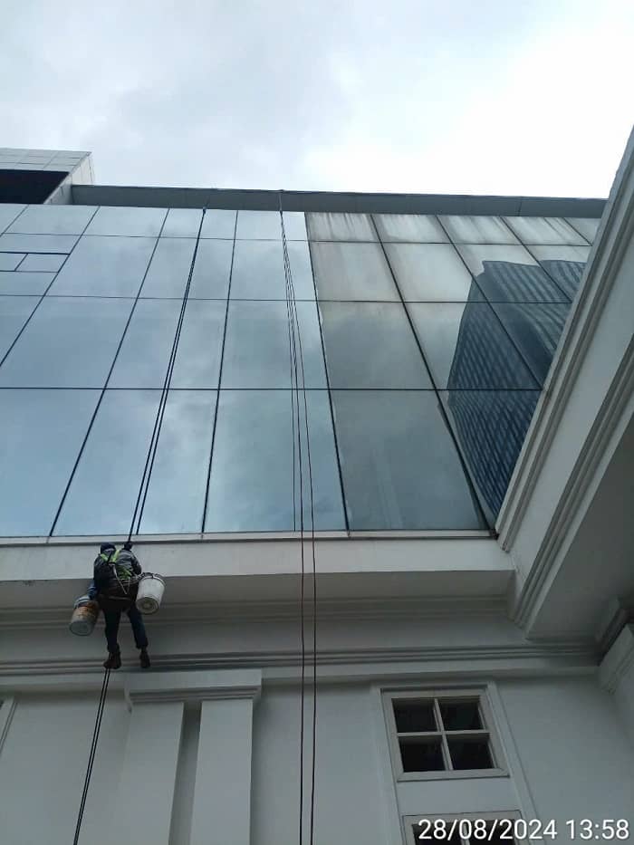 Dịch Vụ Vệ Sinh Lau Kính, Bảng Hiệu Cửa Hàng Tại HCM: Sạch Sáng Bóng, Chuyên Nghiệp, An Toàn Tuyệt Đối