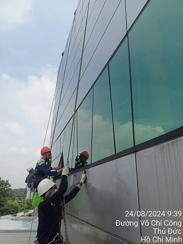 Dịch Vụ Vệ Sinh Lau Kính, Bảng Hiệu Cửa Hàng Tại HCM: Sạch Sáng Bóng, Chuyên Nghiệp, An Toàn Tuyệt Đối